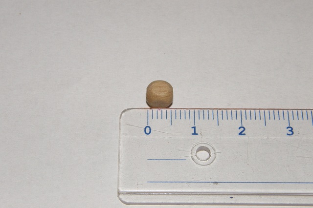 Korálky - kostičky 6 x 6 mm - přírodní