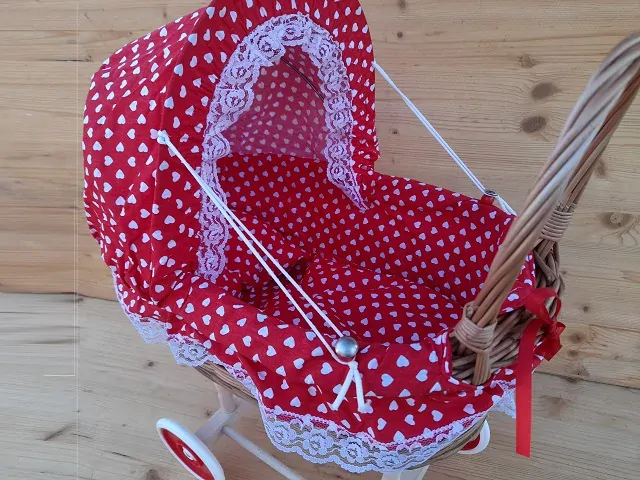 Kočárek pro panenku - srdíčka