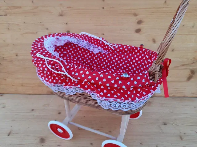 Kočárek pro panenku - srdíčka
